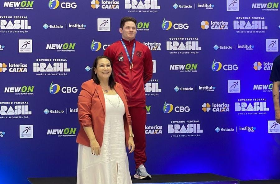 Diogo Soares com medalha de ouro no Campeonato Brasileiro de Ginástica Artística / Divulgação